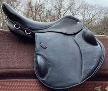 Load image into Gallery viewer, 17 1/2” Pegasus Middleweight demo event saddle (#003)