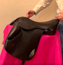 Load image into Gallery viewer, 17 1/2” Pegasus Middleweight demo event saddle (#003)