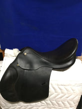 Load image into Gallery viewer, 17&quot; Prestige Hippos Saddle
