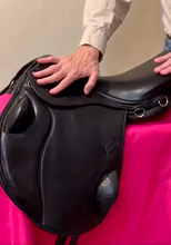 Load image into Gallery viewer, 18” Pegasus Featherweight MonoFlap demo event saddle (#008)
