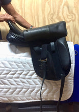 Load image into Gallery viewer, 17.5&quot; Frank Baines Encore Dressage Saddle
